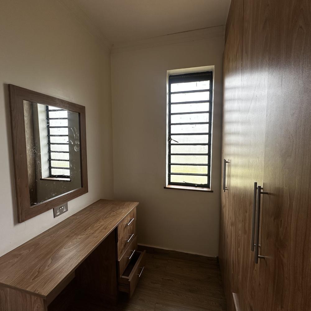 4 Bedroom + DSQ House, Runda