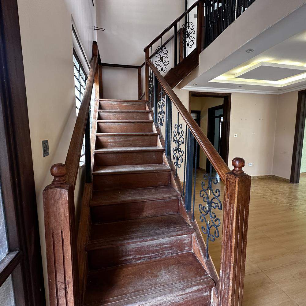 4 Bedroom + DSQ House, Runda